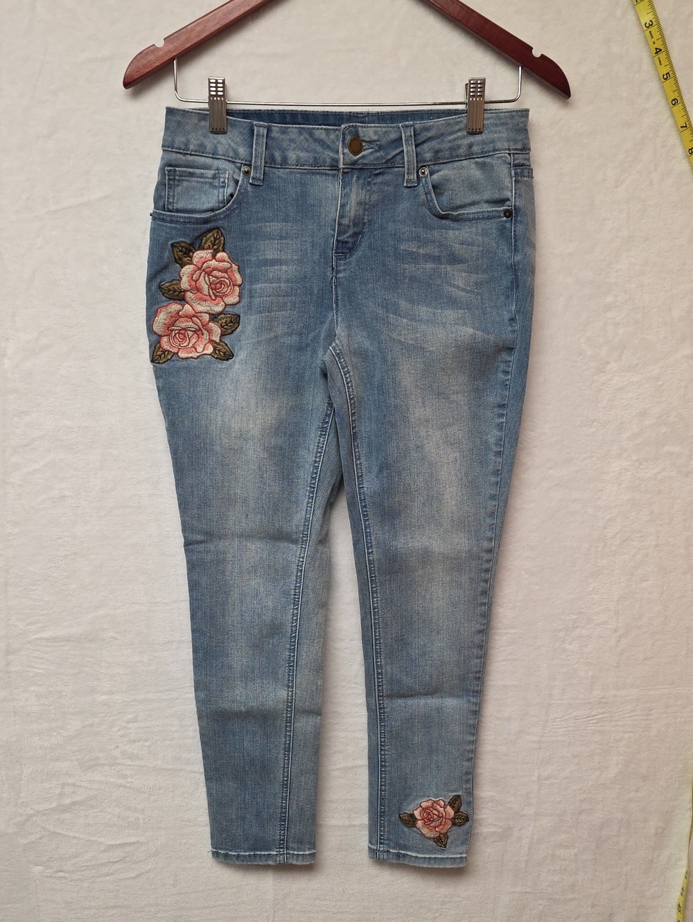 Westport Light Blue Cropped Skinny Jeans with Rose Embroidery Size 6P